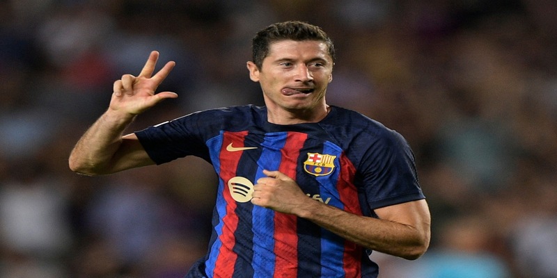 Lewandowski không thể có bàn thắng 100 vì HLV Barca